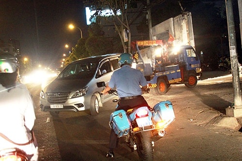 Bi thoi phat, tai xe Uber thao chay nhu... phim hanh dong hinh anh