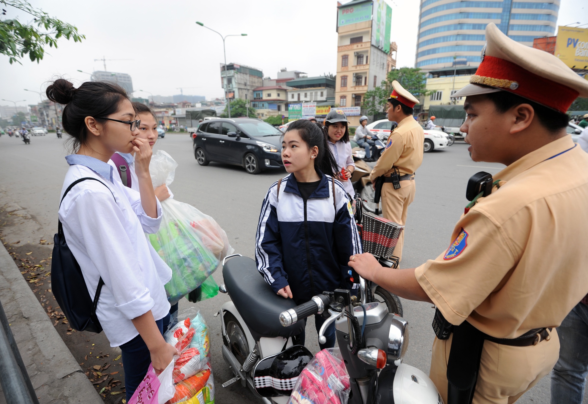 Phu huynh, hoc sinh bat ngo bi dung xe vi loi dau tran hinh anh