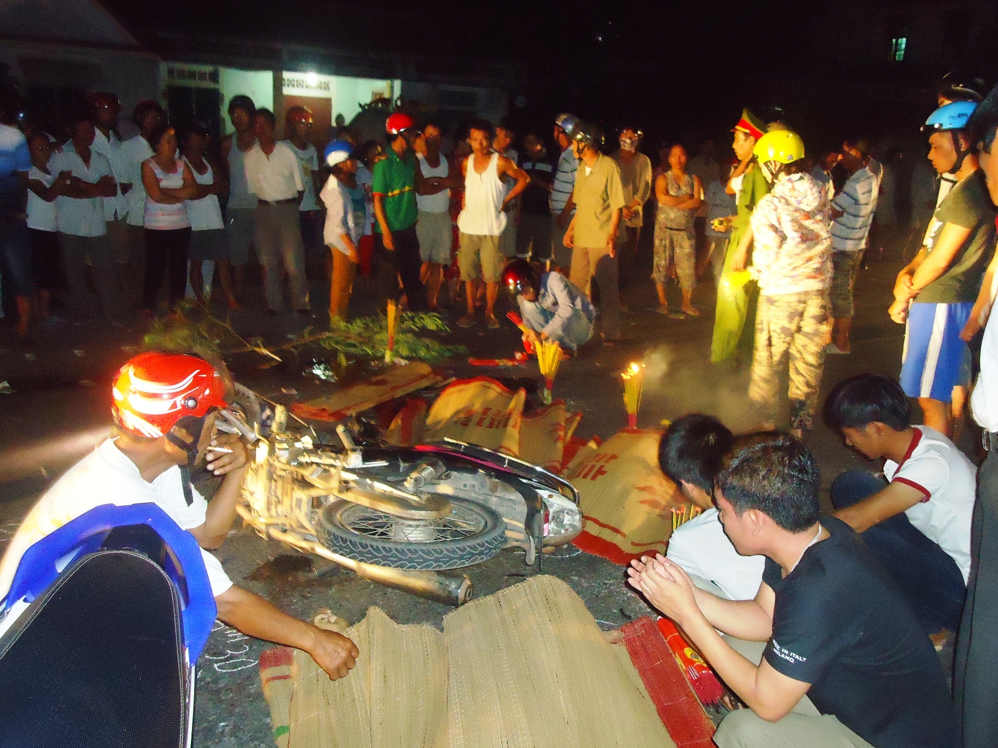 4 nguoi tu vong sau vu xe may tong nhau hinh anh