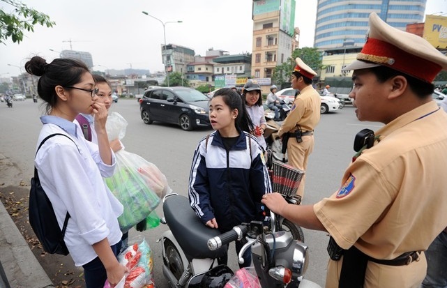 CSGT se dua hoc sinh khong doi mu bao hiem toi truong hinh anh