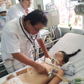 Bac si bo phong kham, lap Facebook 'chua' mien phi cho tre hinh anh