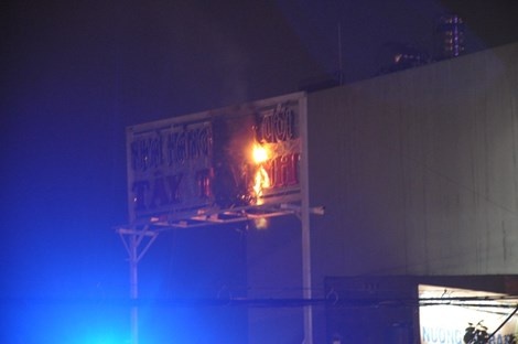 Chay bien nha hang tiec cuoi, nhieu nguoi hoang loan hinh anh