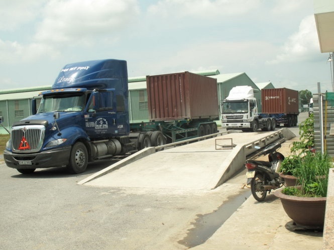 Xung thuong uy cong an 'giai vay' xe cho gao co tranh chap hinh anh