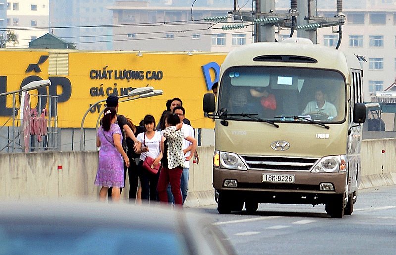 Xe khach pham luat loi dung 'diem mu' camera giao thong hinh anh