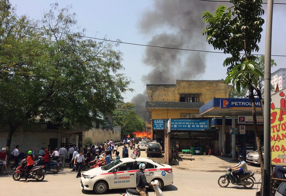 Chay lon tai xuong in, cay xang dong cua hinh anh