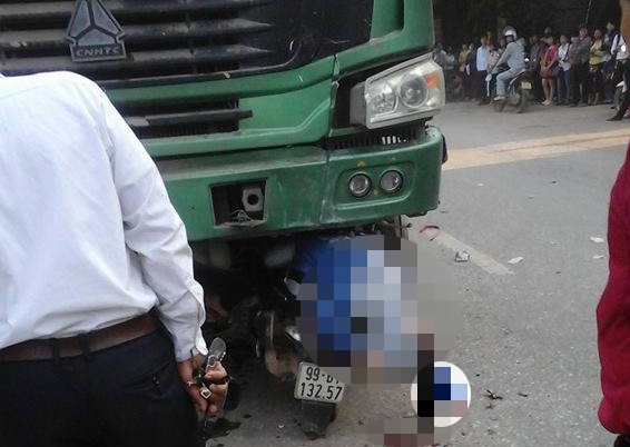 Co gai lo lung tren xe may sau va cham voi xe tai hinh anh