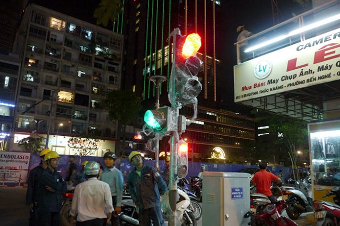 Lap den tin hieu giao thong co am thanh dau tien o TP HCM hinh anh