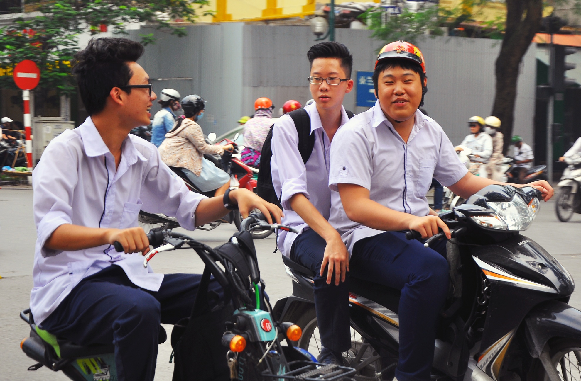 Vang bong CSGT, hoc sinh dau tran phong xe khap pho hinh anh