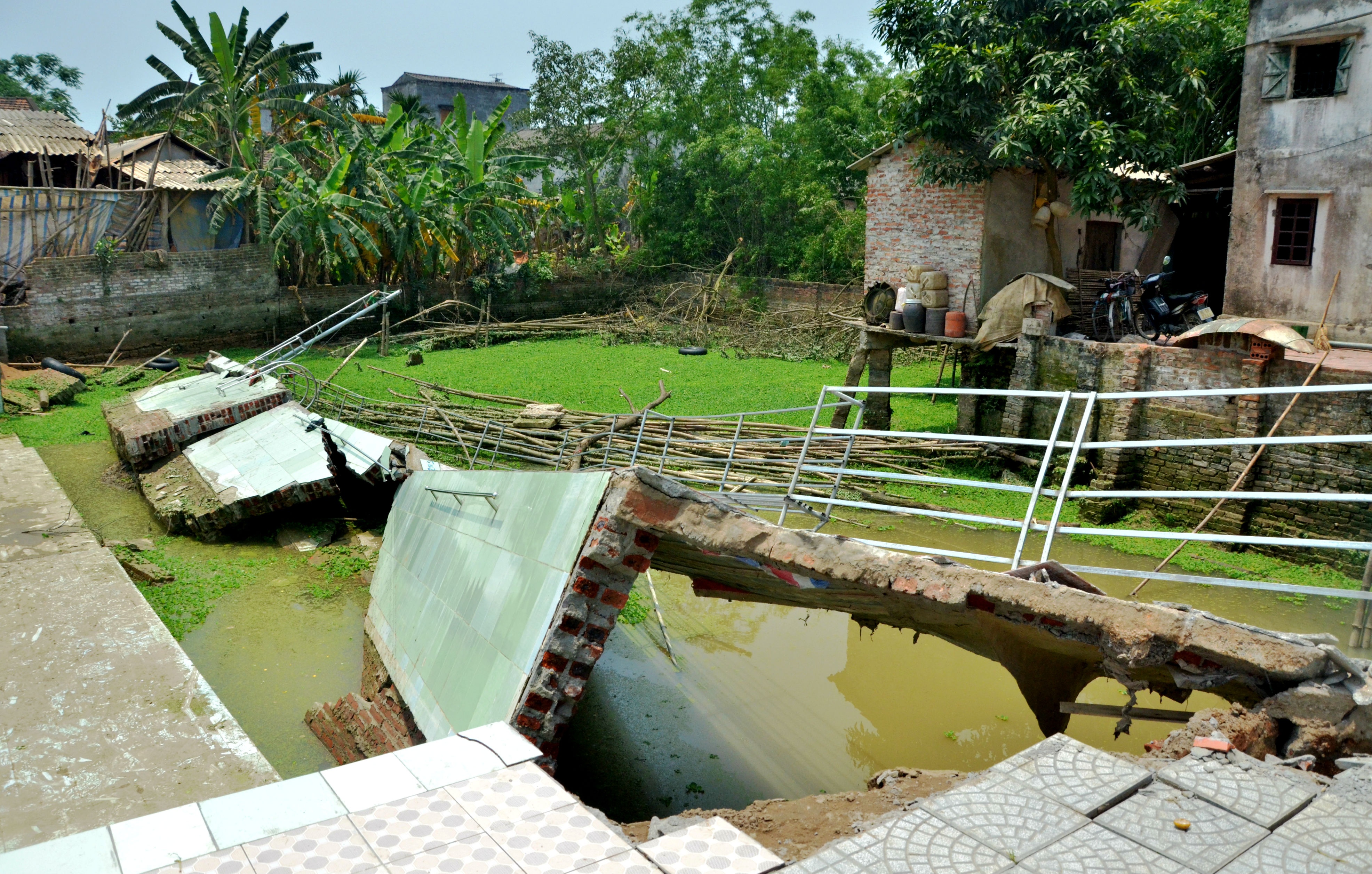 Vết rạn nứt bức tường bị sập. Ảnh: Hoàn Nguyễn.