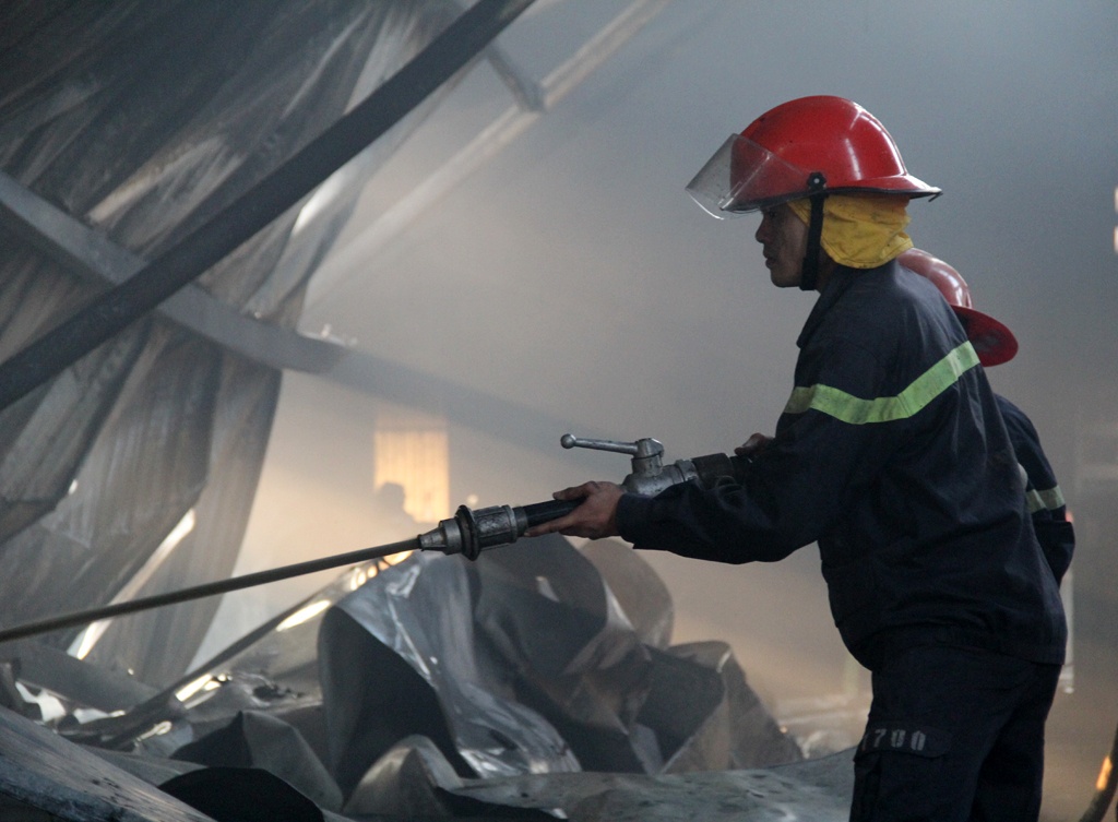 Hang chuc canh sat dap lua o xuong bang, gac rong 2.000 m2 hinh anh