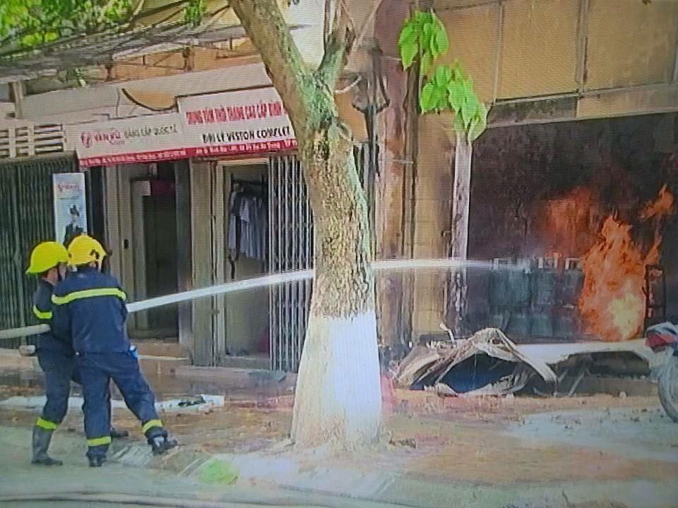 Chay cua hang xang dau, mot nguoi tu vong hinh anh