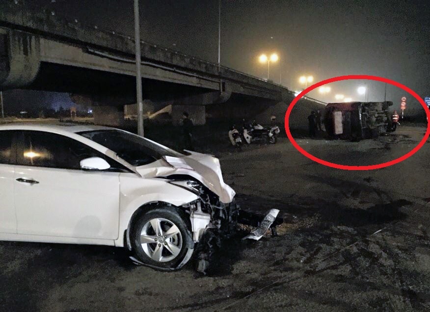 Dap cua kinh cuu nguoi trong xe khach bi lat nghieng hinh anh