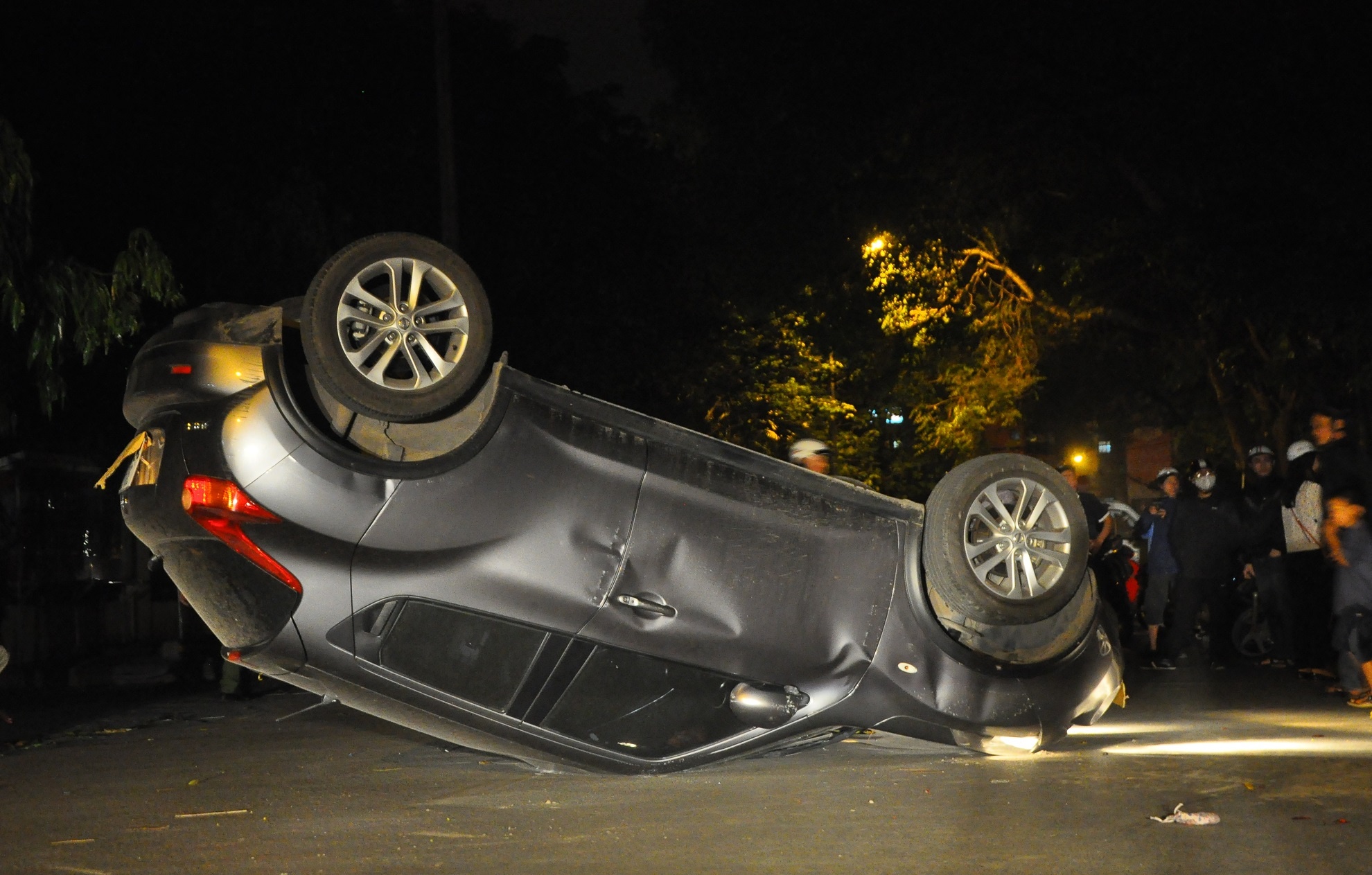 Xe hop lat ngua giua pho trong dem hinh anh