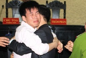 Toa tuyen vo toi, bi cao va luat su om nhau khoc hinh anh