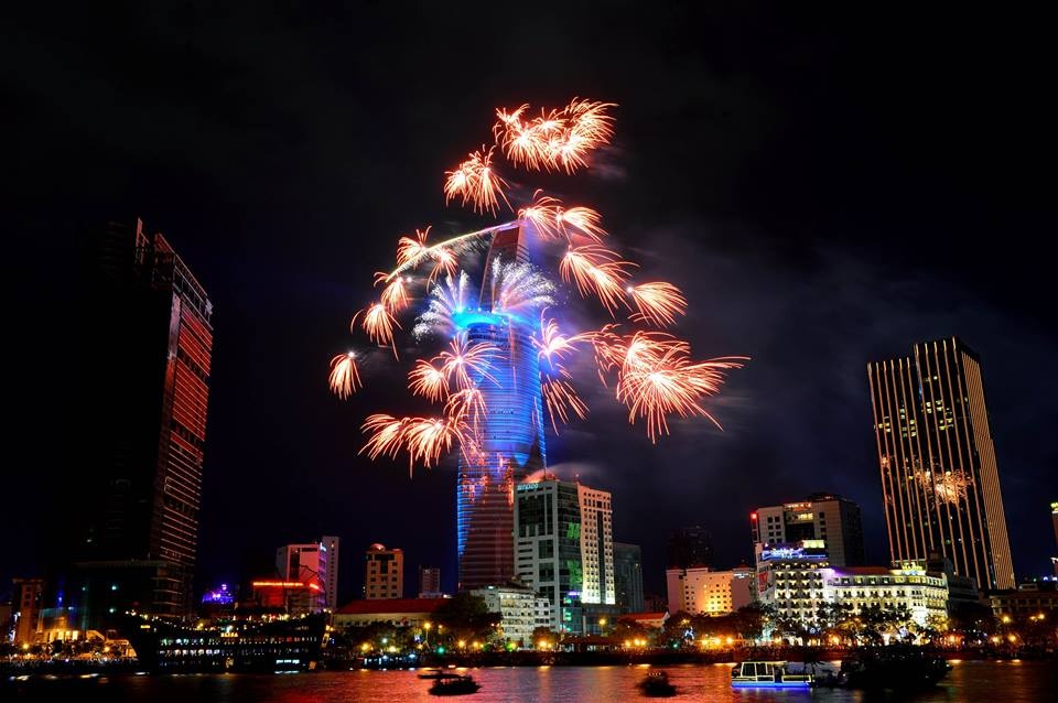 Man phao hoa nghe thuat o toa nha cao nhat TP HCM hinh anh