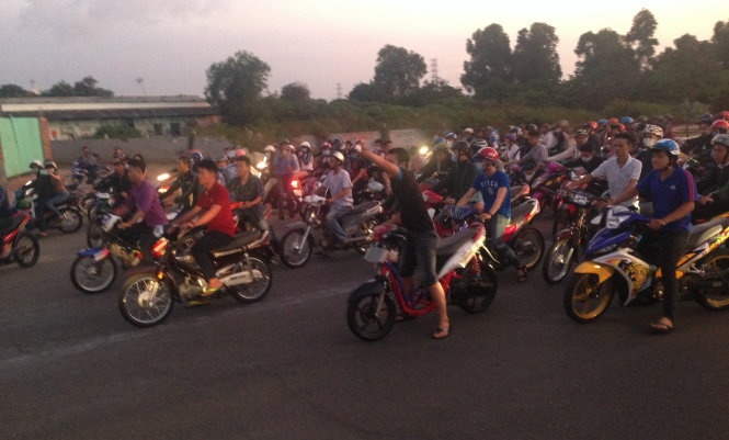 Hang tram moto di theo xe 'cop' quay tung duong pho hinh anh