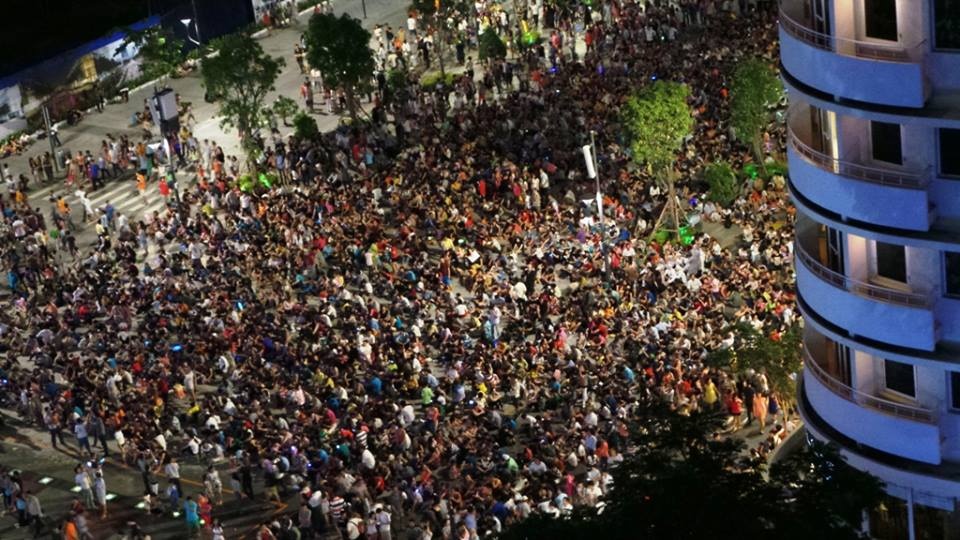 Pho di bo Sai Gon kin dac nguoi cho xem phao hoa hinh anh