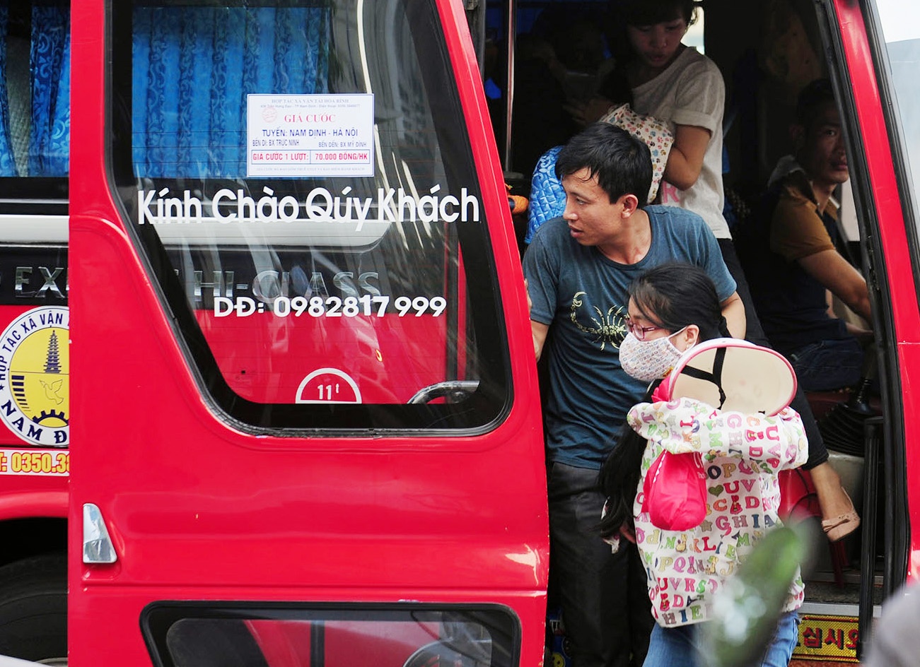 Nha xe duoi ca chuc khach xuong di bo de tranh canh sat hinh anh