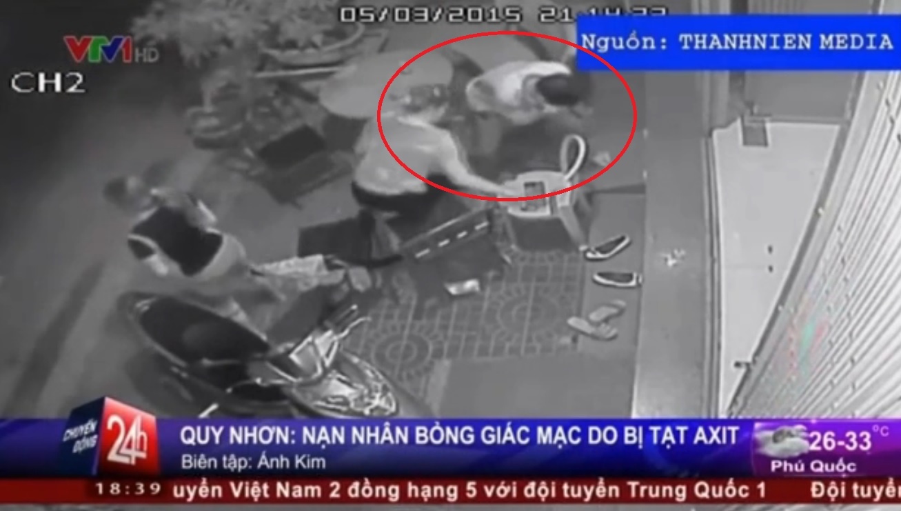 Truy tim hai thanh nien phong xe tat axit bong mat nguoi dan hinh anh