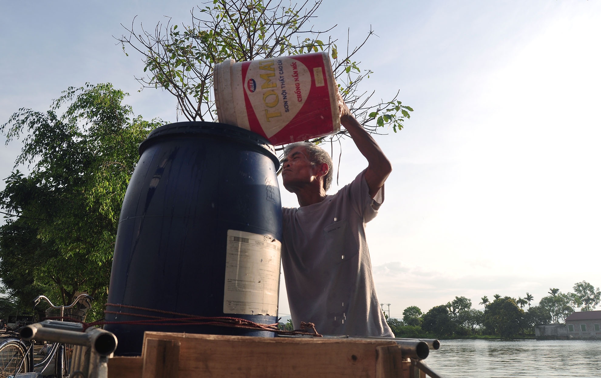 Hàng ngày, ông Tổng cũng như 1.700 hộ dân thôn Ngọc Than vẫn sử dụng nước ao làng sinh hoạt. Ảnh: Hoàn Nguyễn.