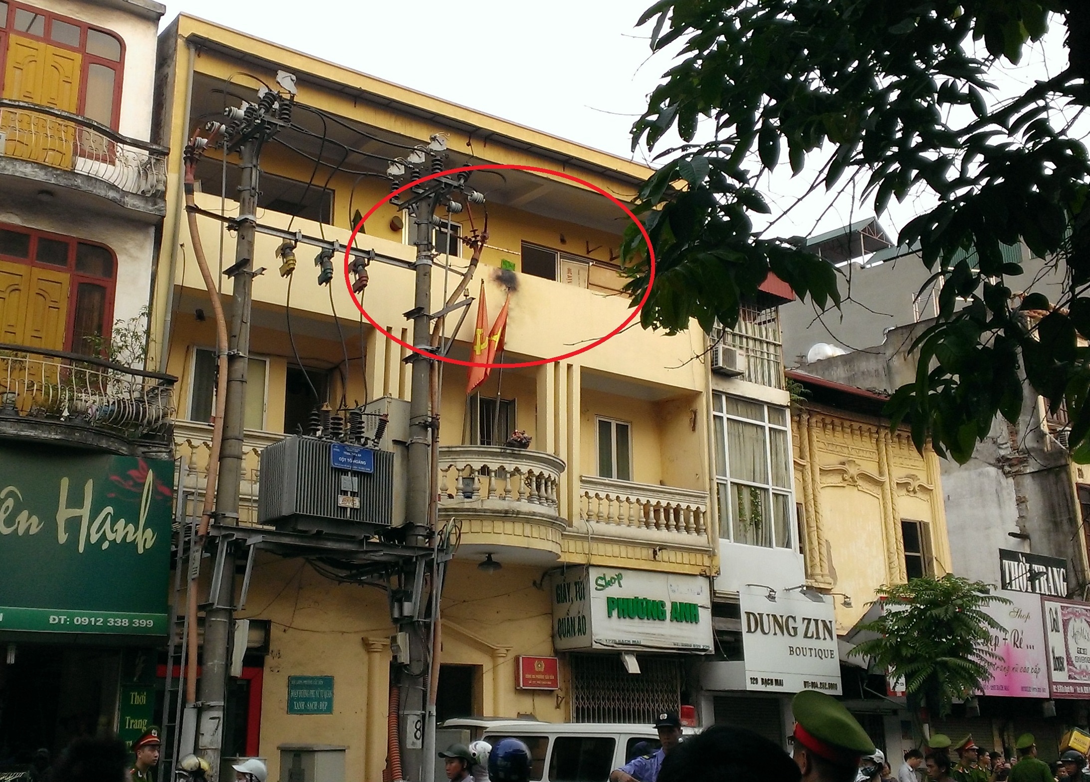 Chap dien o tru so cong an phuong, mot nguoi nguy kich hinh anh