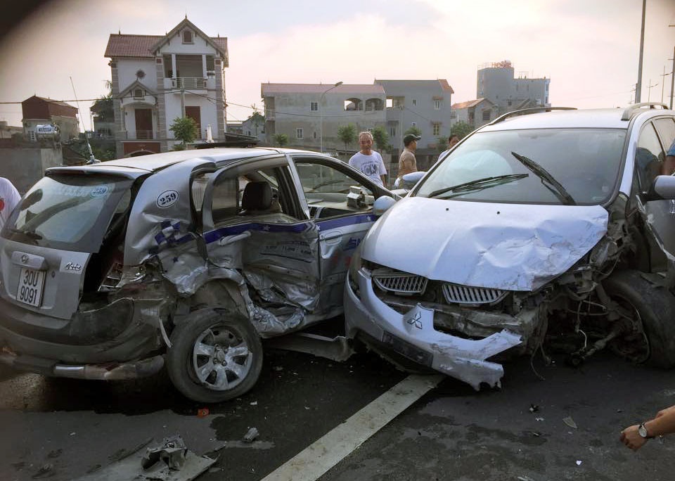 Tat dau don khach tren cao toc, taxi bi tong bep rum hinh anh