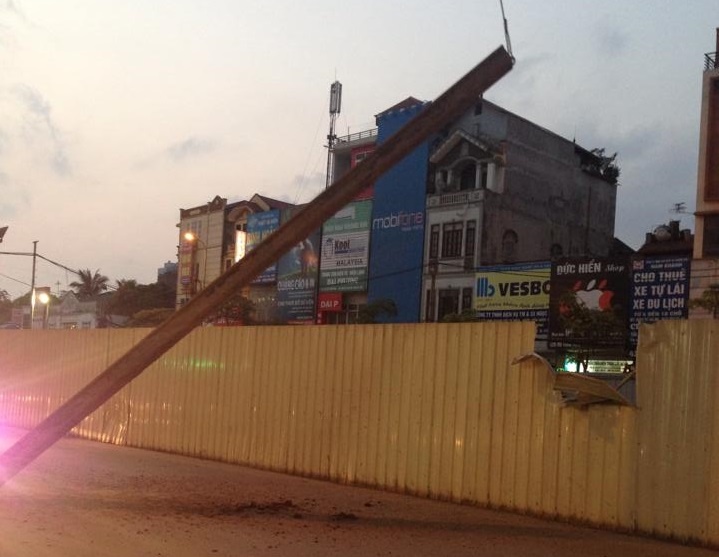 Roi thanh dam 10 m khi thi cong, 5 nguoi thoat nan hinh anh