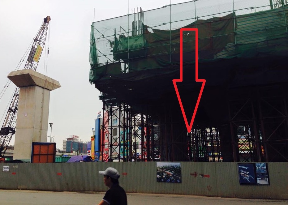 Thanh sat 1 m roi tu duong sat tren cao trung xe hop hinh anh