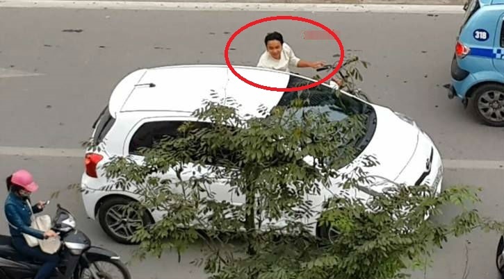 Vo bi chet chan, chan xe hop xin tien tren pho hinh anh