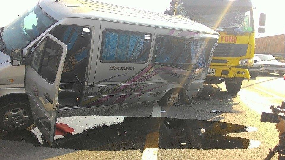 Tiep nuoc o duong tren cao, oto 16 cho bi xe tai dam bep hinh anh