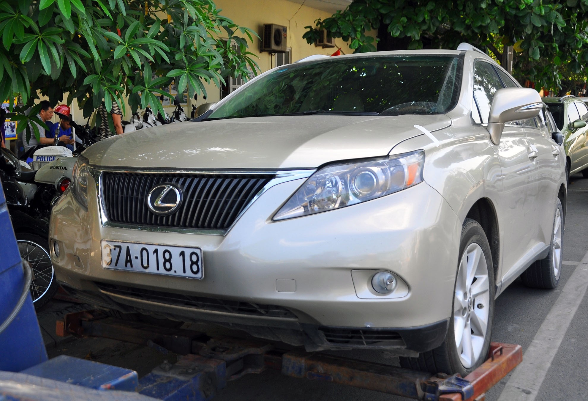 Bo lai xe Lexus ben duong khi bi phat hien bien so gia hinh anh