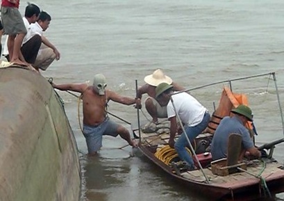 Nam thanh nien mat tich sau vu 2 tau va cham tren song hinh anh