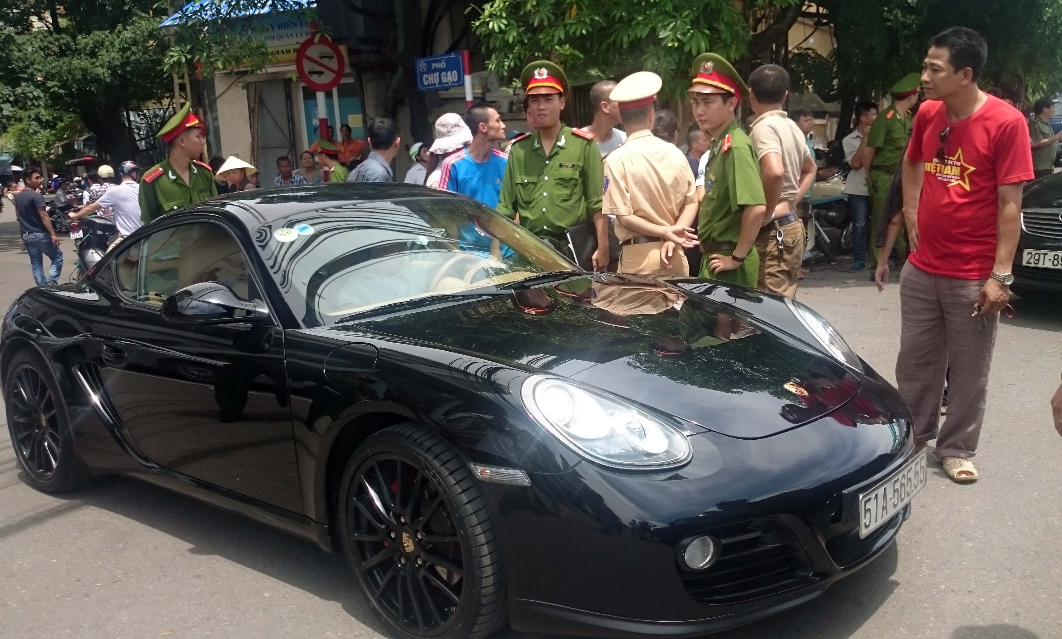 Tai xe co thu trong xe Porsche giua pho co hinh anh