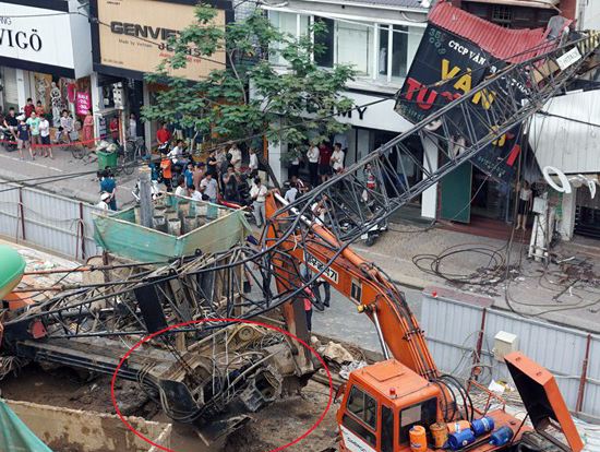 Cong truong de sap can cau duoc thi cong tro lai hinh anh