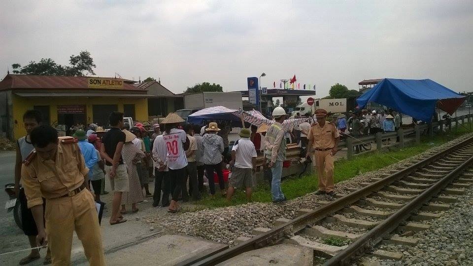 Bang duong ray, hai nguoi dan ong bi tau hoa can tu vong hinh anh
