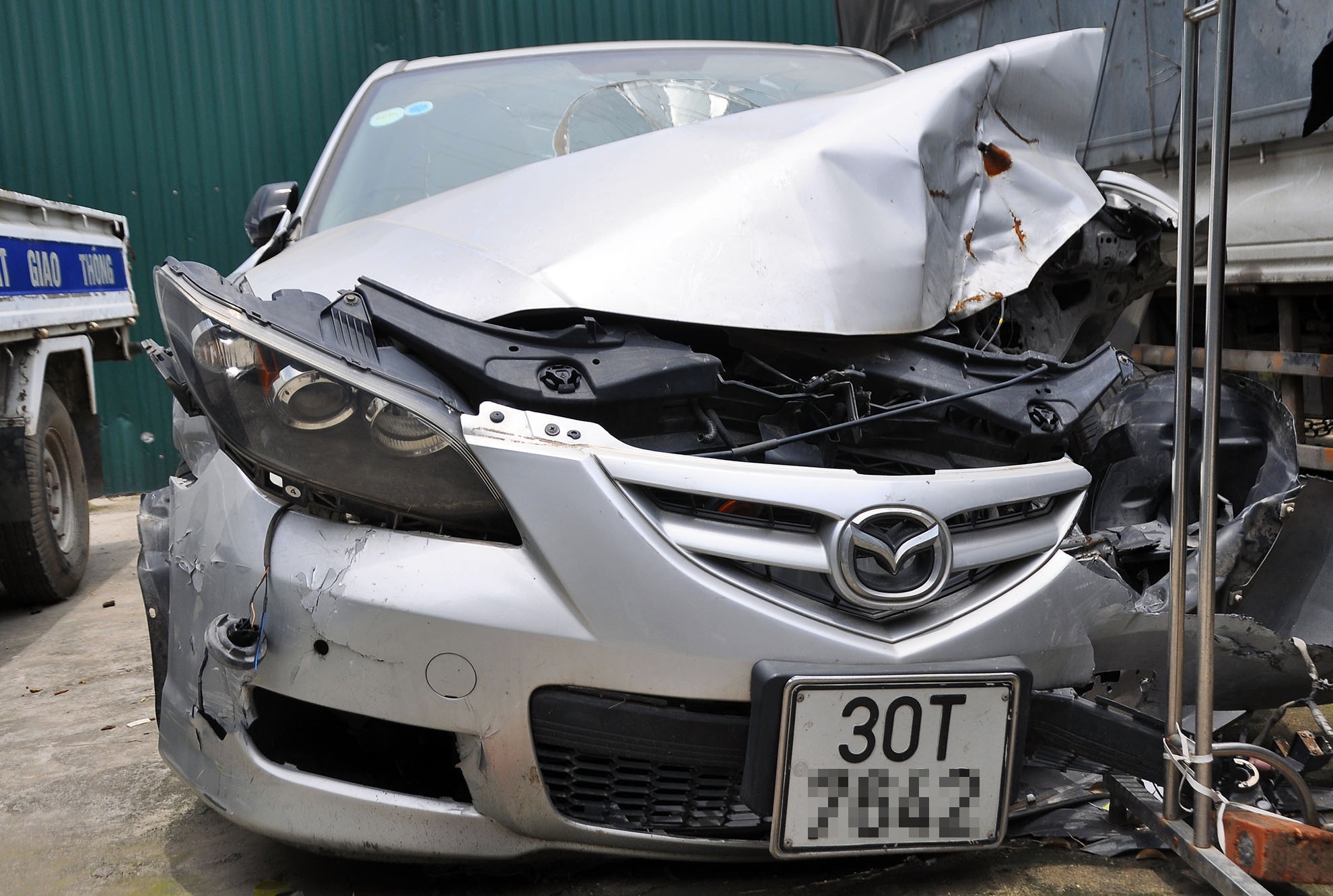 Anh Hoàng Hiệp, người trông giữ một bãi xe vi phạm cho hay, phần lớn phương tiện được đưa vào tập kết là xe vi phạm luật giao thông mang biển kiểm soát giả, tài xế không có GPLX. Một số phương tiện là tang vật của các vụ tai nạn giao thông gây hậu quả nghiêm trọng, xe tang vật các vụ án liên quan đến ma túy, hình sự.