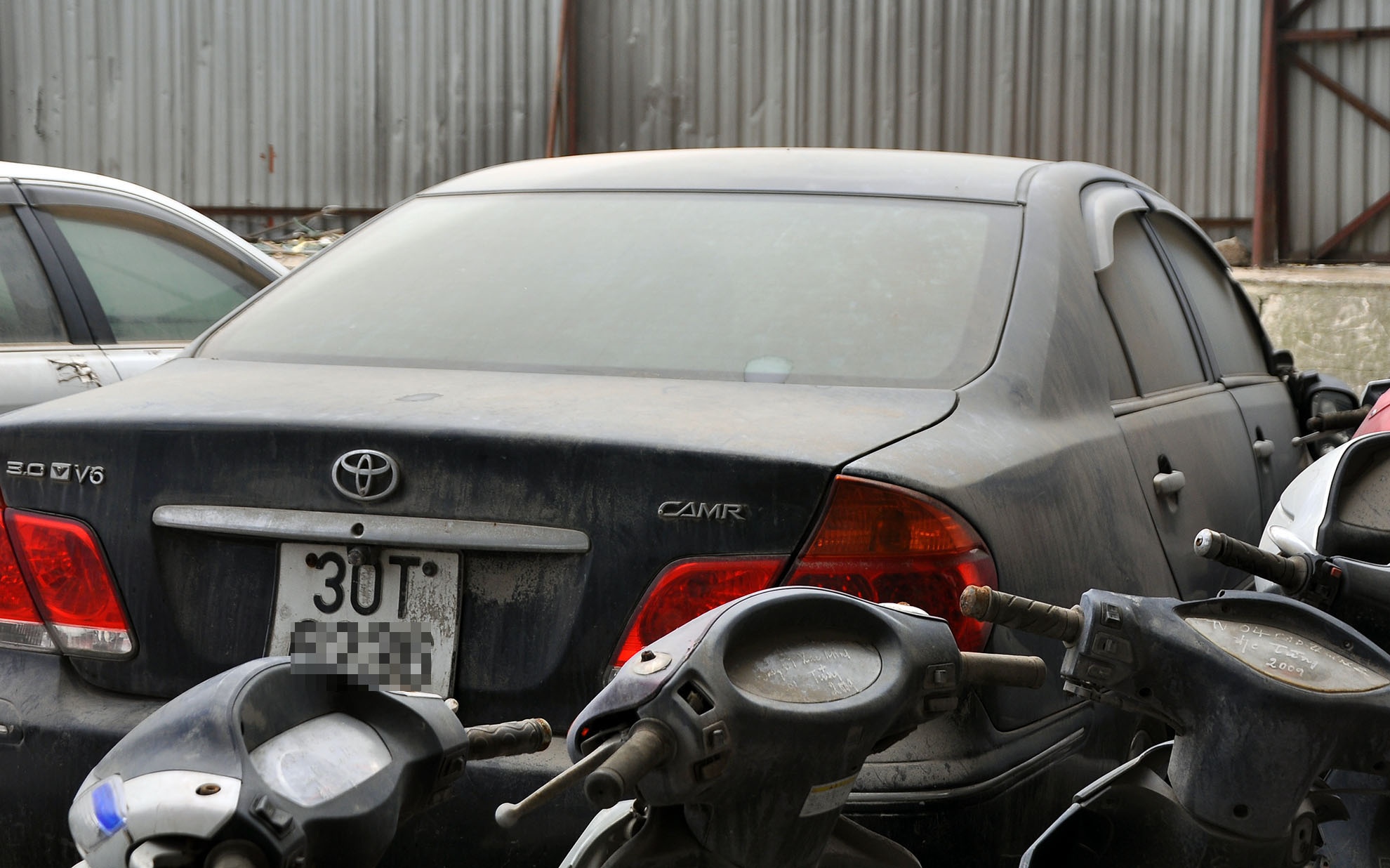 Chiếc Camry 3.0 V6 có giá gần 1 tỷ sau một thời gian tạm giữ phủ dày một lớp bụi.