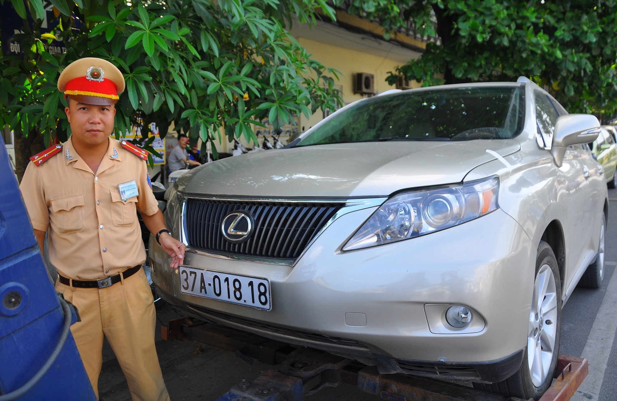 Hang loat xe hop tien ty dung bien gia bi CSGT phat hien hinh anh