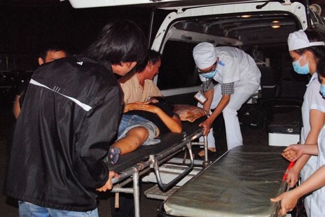 Xe cuu thuong tong duoi container, 3 nguoi tu vong hinh anh