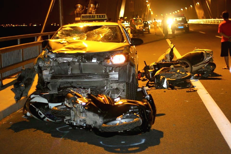 Hong mat tren cau Nhat Tan, 4 nguoi bi taxi tong guc hinh anh