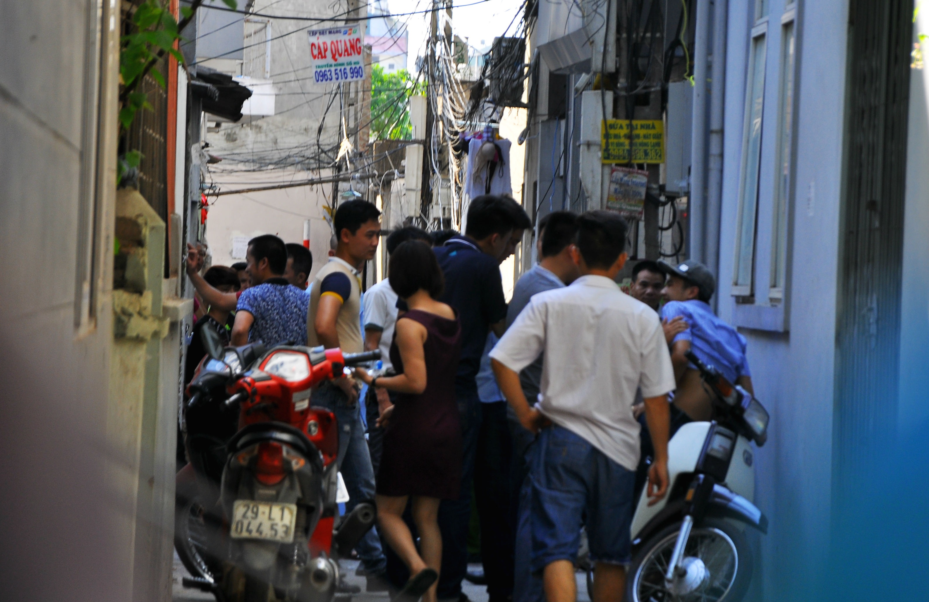 Nam thanh nien roi tu tang 5 nha nghi hinh anh