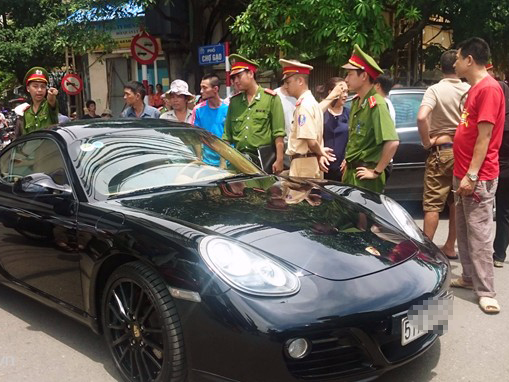 Phat tai xe co thu trong xe Porsche 1,3 trieu dong hinh anh