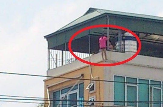 Treo ra lan can tang 6, co gai dinh nhay lau hinh anh