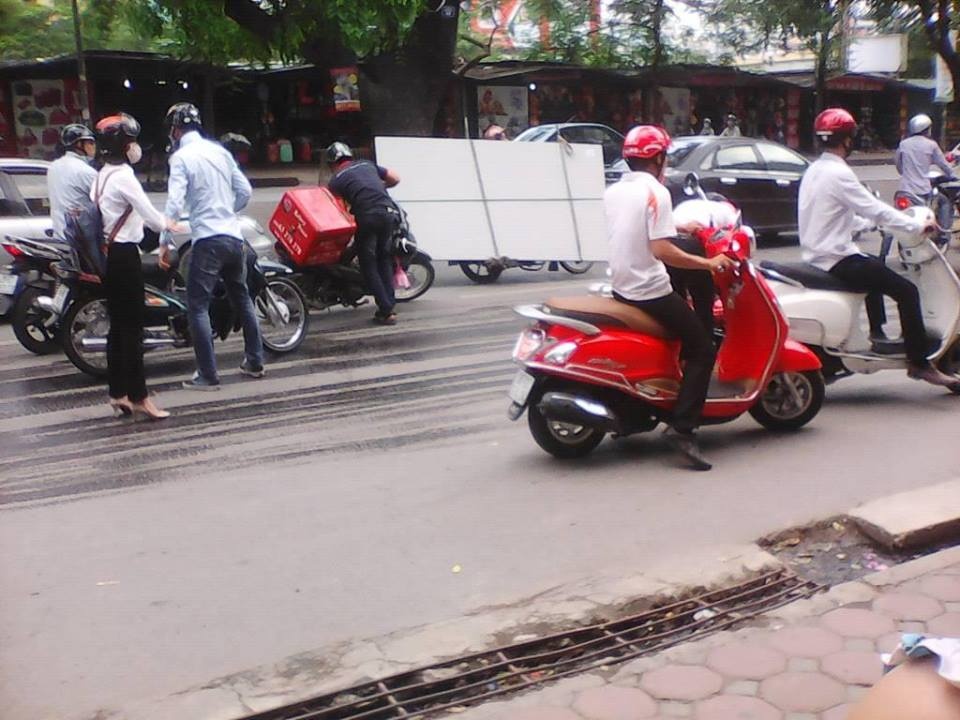 Hang chuc xe may truot nga do vet dau loang tren duong hinh anh