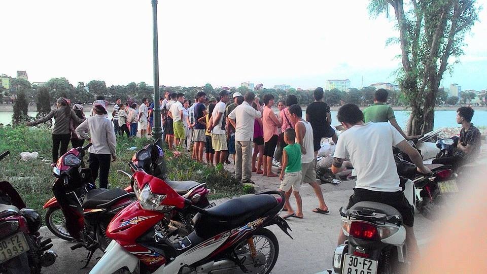 Thi the nguoi dan ong noi giua ho Linh Dam hinh anh