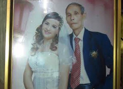 Dam cuoi co mot khong hai cua ong lao hon vo 40 tuoi hinh anh