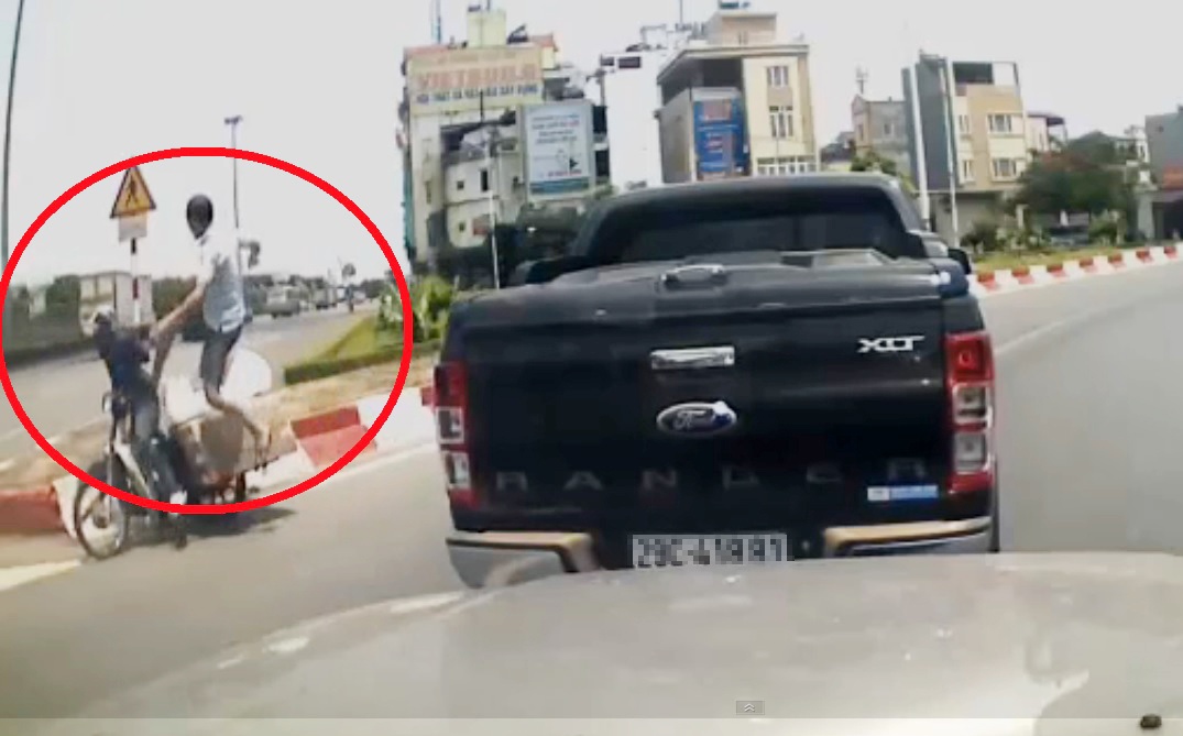 Tai xe oto dap nguoi di moto vang khoi xe hinh anh