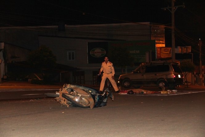 Chay nhanh, thang gap, 2 thanh nien tu vong hinh anh