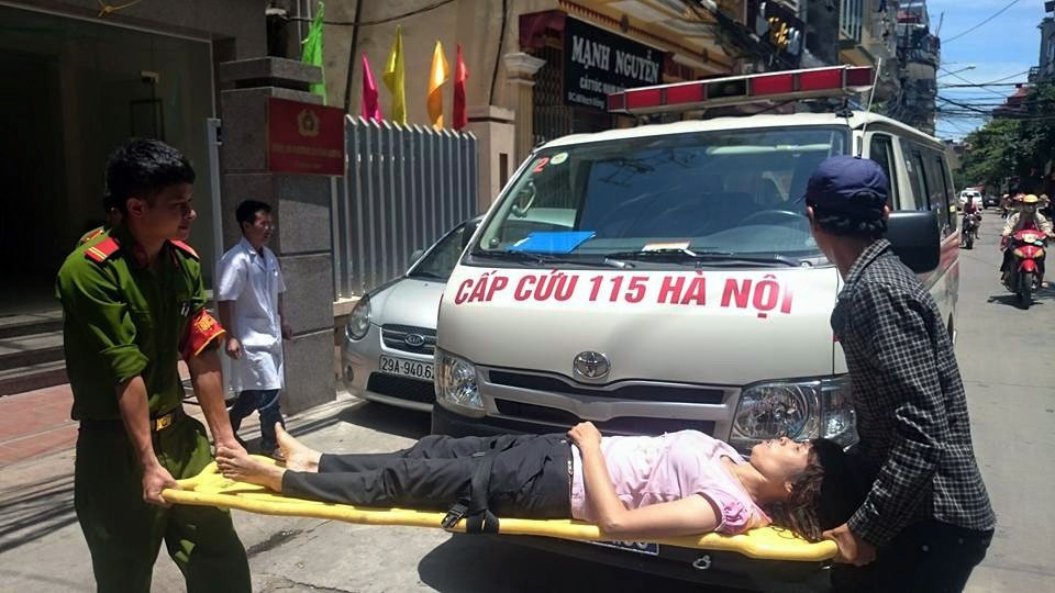 Dung xe tren cau Chuong Duong roi lao minh xuong song hinh anh