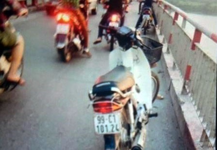 Tu dam dao vao bung roi nhay xuong song Hong hinh anh